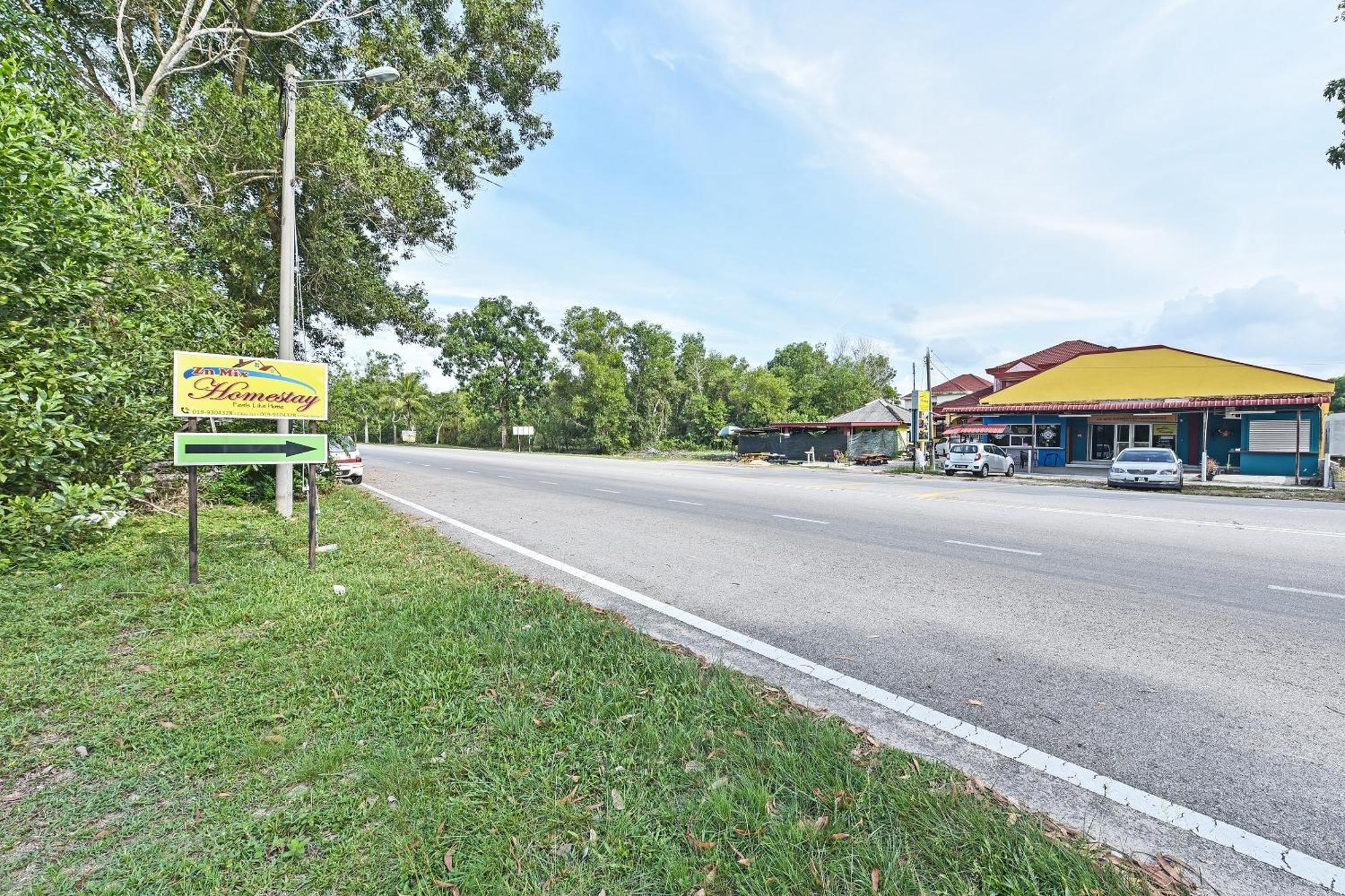 Oyo 90551 Zn Mix Homestay & Roomstay Kampung Raja Zewnętrze zdjęcie